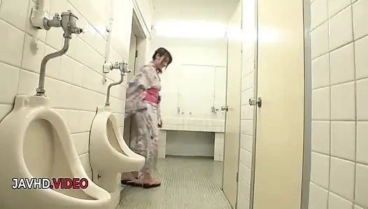 Соблазнительный минет Yumi Maeda перед интенсивной хардкорной секс-сессией