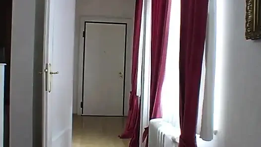 Yaşlı ve genç amcık yarakla sikişiyor