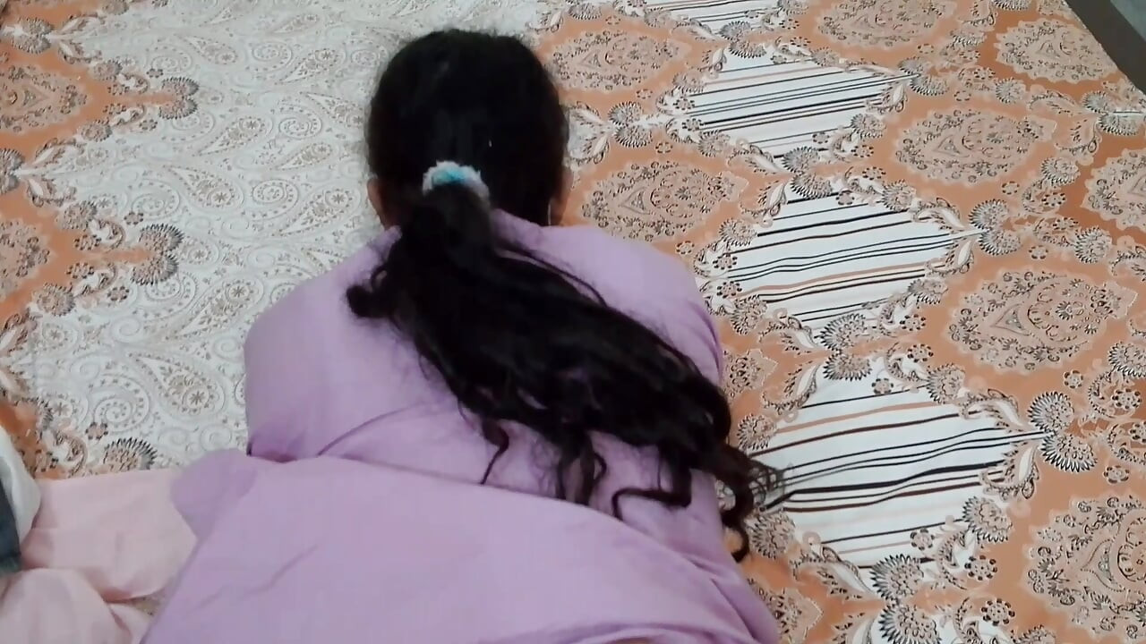 Hintli evli kadın evde yokken kocasını aldatıyor