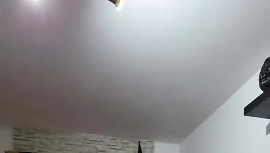 Orta yaşlı seksi kadın amcığını parmaklıyor ve fışkırtarak orgazm oluyor