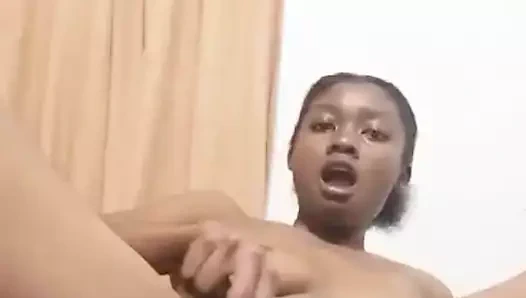 Siyah kedisini okşamayı seviyor