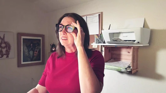 Seksi olgun orta yaşlı seksi kadın içindeki genç bir adamdan ofisini ziyaret ediyor, ancak iş arkadaşının bir erkek delisi olduğunu buluyor. Nora 2