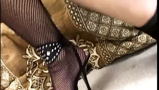 sarışın bebeğim içinde seksi file çoraplar memnun iki adamlar üzerinde the kanepe