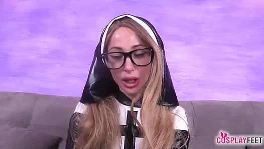 Sarışın bomba ania siyah çoraplı seksi bir rahibe olarak