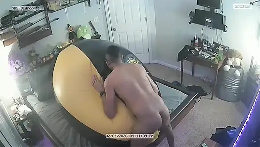 Şişme botla sikişirken kamerada yakalandı