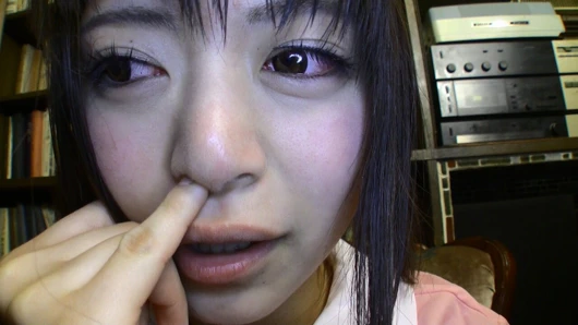 Tombul ve sevimli büyük memeli momoka burnunu kazıyor (button01-01)