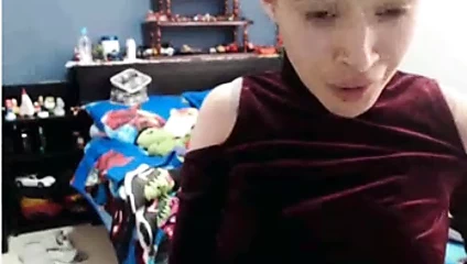 Kız göğüslerini garip bir açık ön sütyenle göster