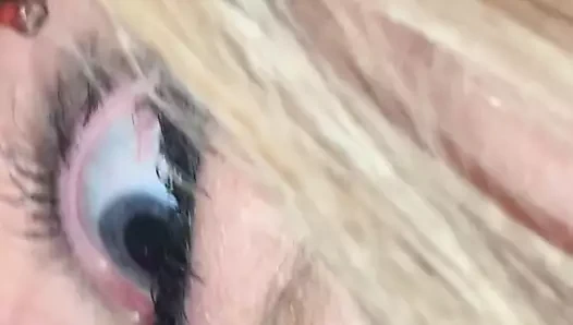 Mahlei gül bir otobüste hızlı bir emme yapar