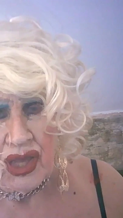 Знаковый момент из "Грязная старая шалавистая барменша, Сара шлюшка, курит для тебя, чтобы дрочить и писать"