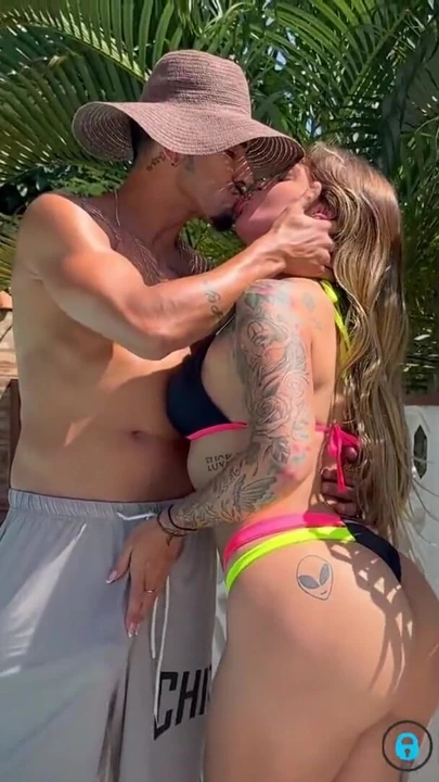 PERISI YETENEKLI HAVUZ TEMIZLIKÇISININ GÖZÜNÜ YAKALıYOR! Amcığımı sik! | Klip 1