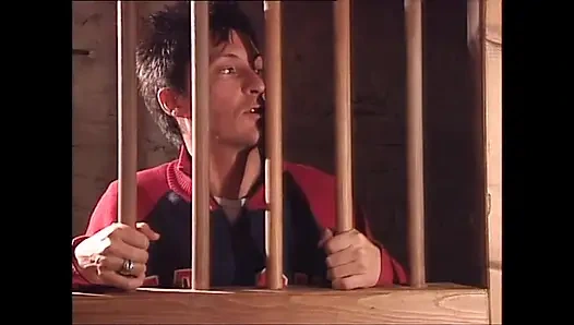 İki sürtükle esaret üçlü seks sikiliyor ve büyük yarakla ayaklarına ve amına boşalıyor