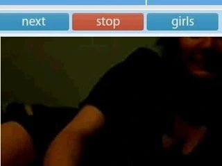 Sürtük vücudunu ve parmaklarını gösterir