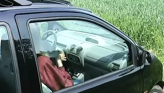 Büyük memeli Alman sarışın doğada yarağa biniyor