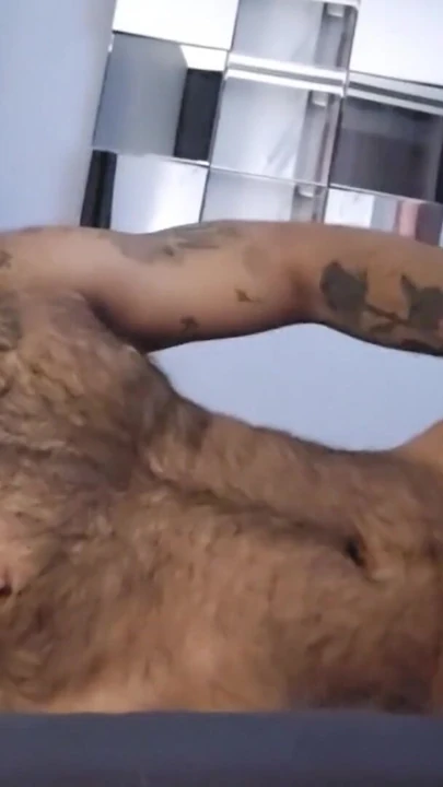 Kalın yaraklı rnlysuperguapo hunk stripchat'te ham ev yapımı web kamerasında mastürbasyon yapıyor | Klip 1