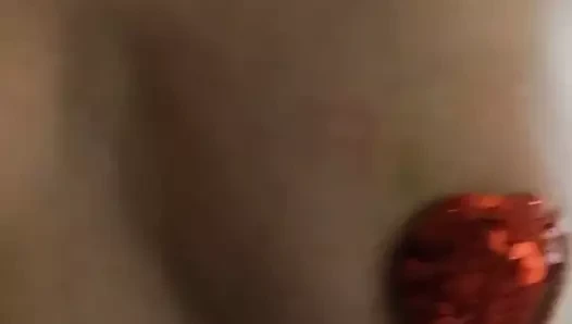 Sarkık göğüsleri yıpranmış kızıl saçlı konuşurken