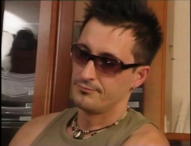 İki güzel sarışın klasik büyük bir yarakla sikiliyor ve ağzına boşalıyor