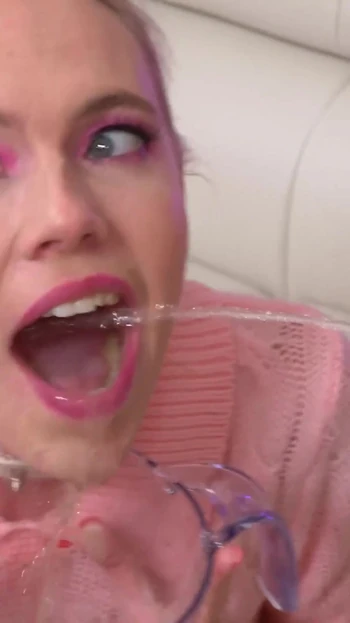 Обязательно поделюсь моментом из "Большой хуй трахает блондинку-шлюшку Rebel Rhyder's Глотку и задницу грубо"