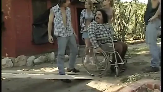 İki adam sürtük sarışının bir makine tarafından amından sikilmesini izliyor