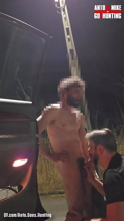 Büyük yaraklı rastgele heteroseksüel kıllı Portekizli adam ilk eşcinsel oral seksini almak için sikiliyor