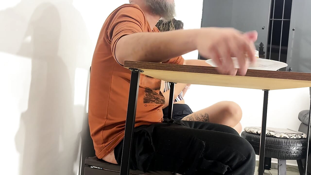 Yaramaz üvey kız kendini parmaklıyor, sakso çekiyor ve hepsini yutuyor.