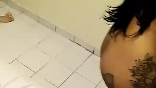 Süper tbt konut koridorunda sikişiyor