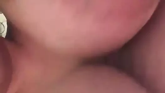 La porca sbatte le tettone in un video whatsapp