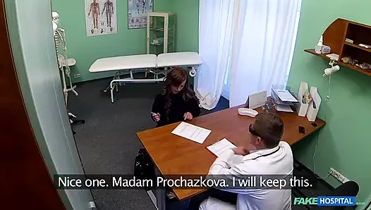 Fake Hospital - хорошенькая молодая модель кончает для удаления татуировки заканчивается глубоким хуем