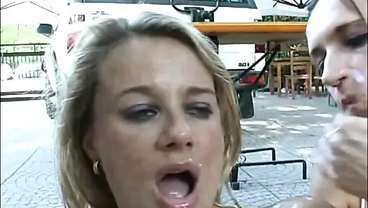 Federica çok edepsiz bir sarışın ve arkadaşlarının hepsi sürtük. Oral seks ve ağza boşalma ve bir sürü sert anal seks