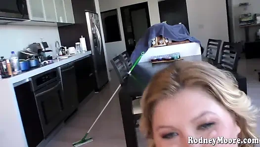 Büyük Memeli Ateşli Dolgun Kadın Sakso Çekiyor