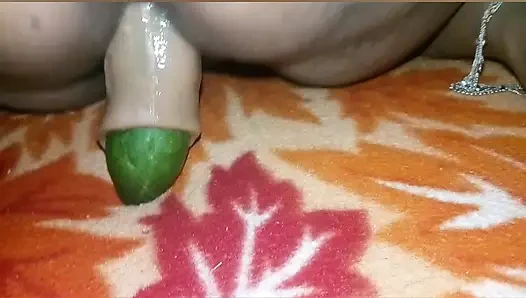 Savita yenge amına silikon salatalık koyarak sikiliyor.