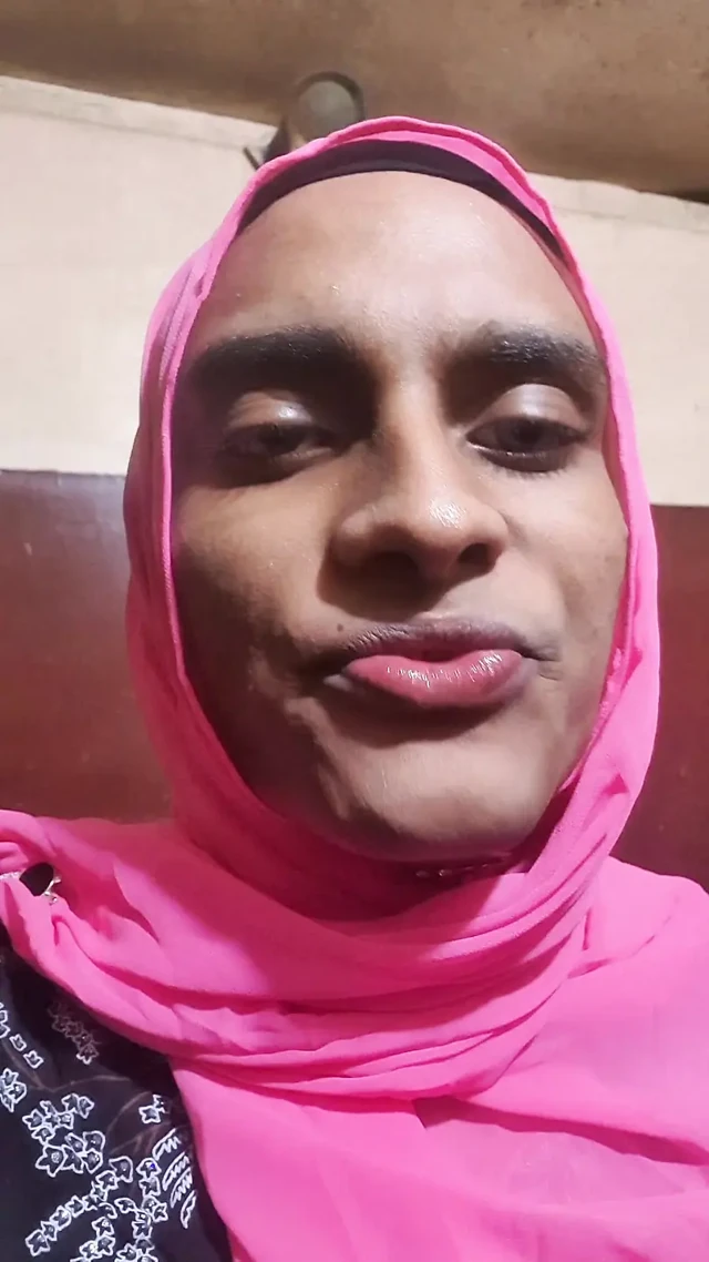 Hintli tesettürlü kadın kılıklı travesti tükürük takası