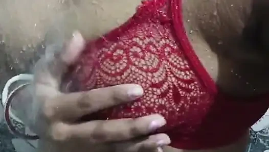 Banyoda işiyor ve nudu banyo yapıyor amcık emiyor