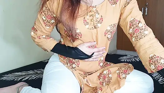 Büyük götlü Hintli kız amını parmaklıyor ve misyoner pozisyonunda sikişiyor.