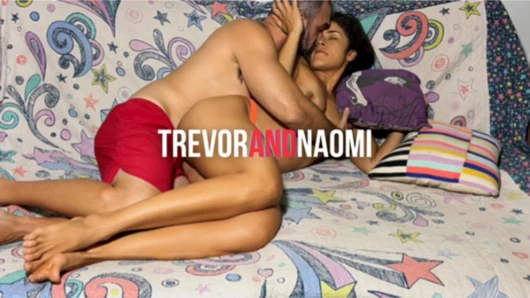 Çift kanepede masaj ve amında oral seks dahil