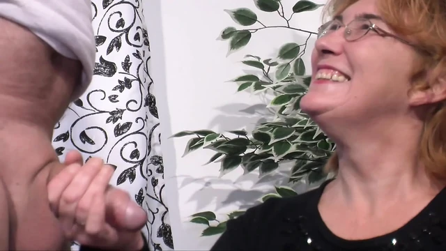 Olgun Alman güzellik ateşli nineyle yarak paylaşıyor