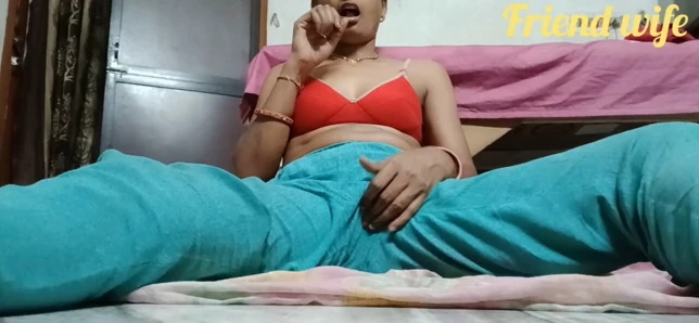 Hintli Müslüman kız azgın pinay evli kadın önce salatalık kullanarak mastürbasyon yapıyor sonra o