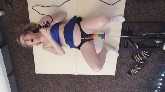 Essex kız lisa gets çoklu anal orgazm itibaren gökkuşağı yapay penis üzerinde the kahrolası makine