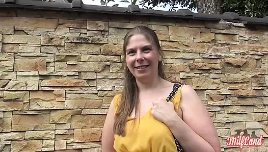 Alice, büyük memeli yaramaz orta yaşlı seksi kadın, s&m'nin tadına bakıyor bölüm 1