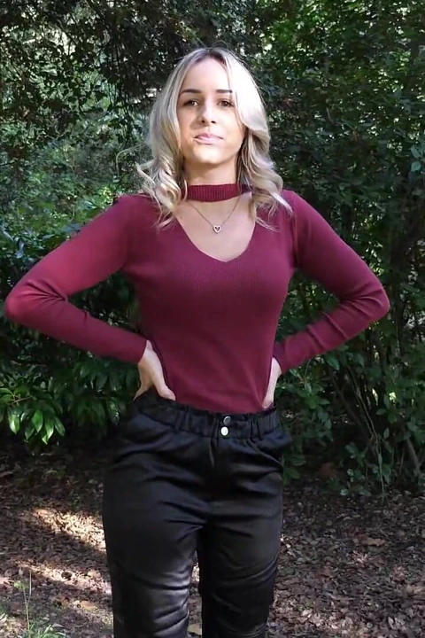 Güzel 18 yaşındaki deniz piyadesi porno oyuncu seçimi için gidiyor