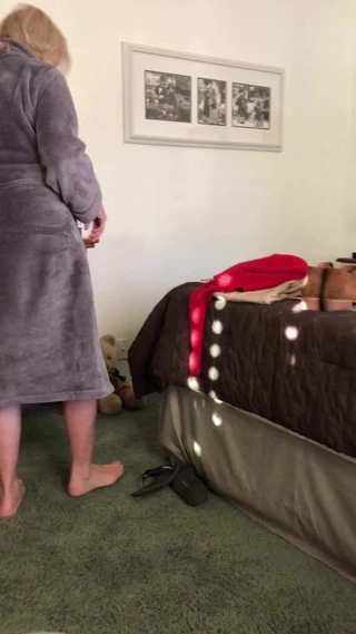 Anne göğüslerini ve amını tekrar gösteriyor!