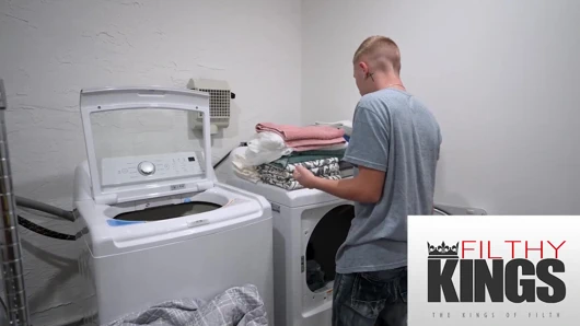 Üvey annem o kadar azdı ki onu sert sikmek zorunda kaldım