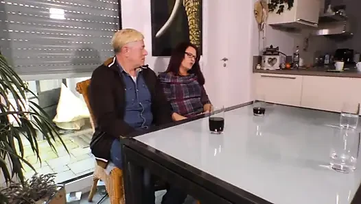 Olgun çift evde amcık yalıyor