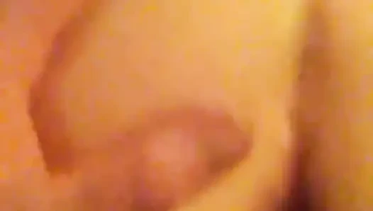 Eğilmiş ve onun büyük horoz için yalvarıyor