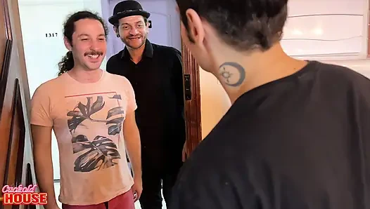 Bir Seks Kulübüne Gidiyordu Ama Onun Yerine Aldatılan Erkek Arkadaşının Arkadaşları Tarafından Penisler Teslim Edildi