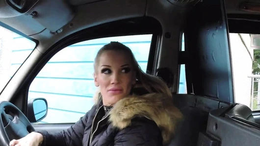 Fake taxi - Rebecca More ve Sienna Day ile yoğun lezbiyen sikişiyor - büyük memeler, götler ve orgazmlarla ateşli terli eylem