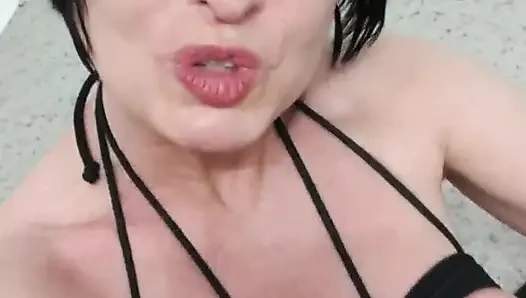 Julie fışkırtıyor