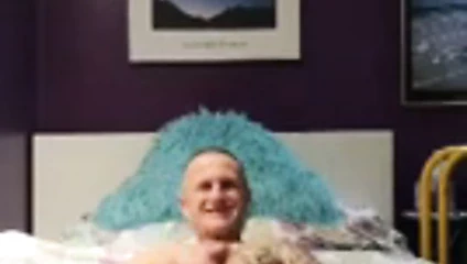 Tatted yukarı muscle baba bir yük pompalar