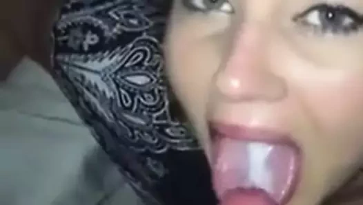 Orta yaşlı seksi kadın ağzına boşalıyor