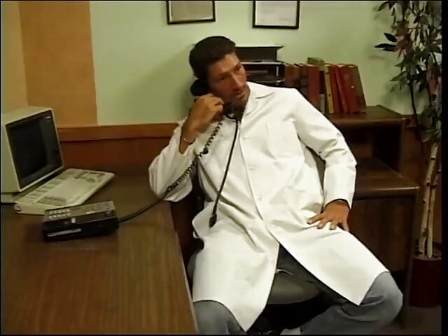 Azgın doktor büyük memeli çarpıcı sarışın hemşire dallas whitacker'ı ofisinde sikiyor
