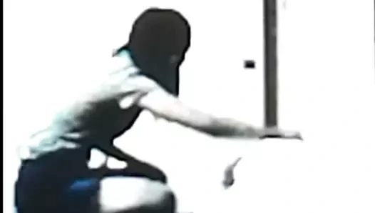 Asya ballbusting sert diz tekme